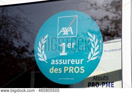 Bordeaux , Aquitaine  France - 11 12 2022 : Axa Assureur Pros Logo Blue Brand And Text Sign Front Fa