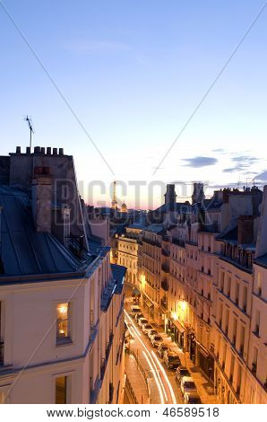 Gece sahne araba hareket ışık çizgileri ile Rue De Vaugirard Paris France Europe Residen çatılarına