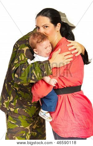 兵士の男彼の家族を採用