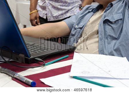 Trabajando en fin de semana.