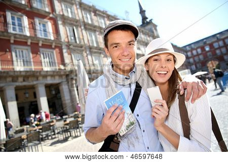 Muntre par viser besøgende pass i Madrid