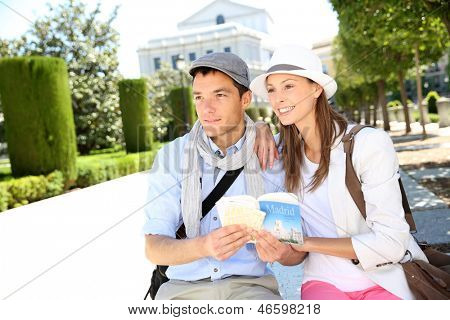 Coppia di turisti in la Plaza de Oriente di Madrid