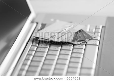 Kreditní karty na klávesnici notebooku