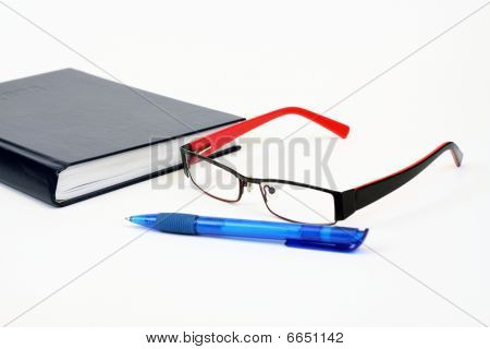 Kalender mit Stift und Brillen