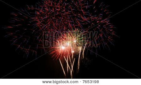 Une image de célébration de beaux feux d'artifice