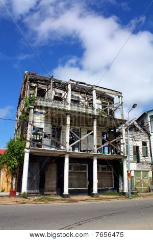 บ้านไม้ derelict