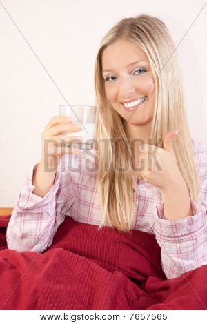 Donna in pigiama nel letto