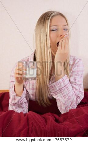 Donna in pigiama nel letto
