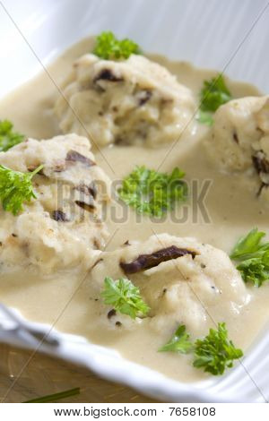 Canederli ai funghi in crema di uovo-piano