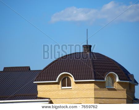 Toit de la maison avec une tour
