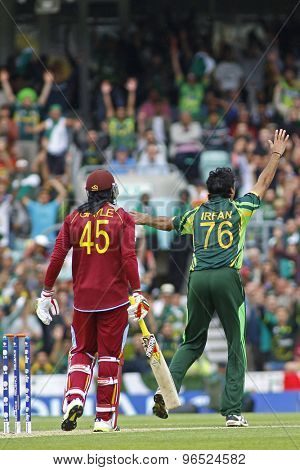 LONDON, ENGLAND - June 07 2013: Pakistan's Mohammad Irfan appeals for the wicket of Chris Gayle during the ICC Champions Trophy cricket match between Pakistan and The West Indies