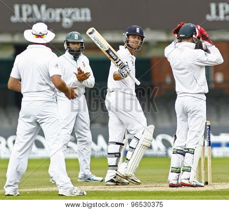 LONDON, ENGLAND. AUGUST 20 2012 England's Jonathan Trott celebrates a half century as South Africa's Hashim Amla applauds during the third Investec cricket  test match between England and South Africa