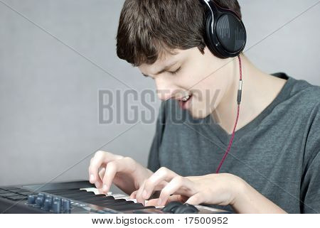 10 代を着てヘッドフォン キーボードを果たしています。