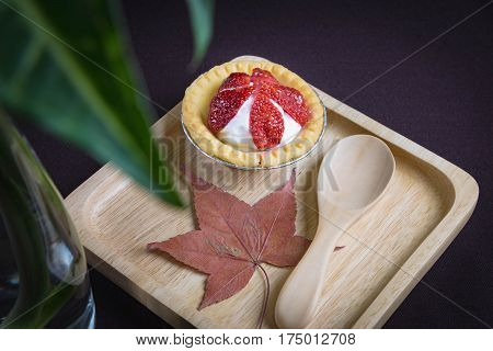 Close up mini cookies tart strawberry on wooden