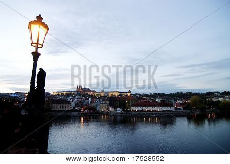 Stad landschap in de oude stad Praag, Tsjechische Republiek, met uitzicht op de Praagse burcht in de vroege ev