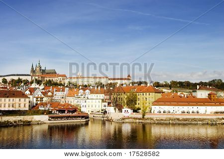 Zamek Praski z daleka, z widokiem na rzekę Vltava (lub Moldau), Praga, Republika Czeska.
