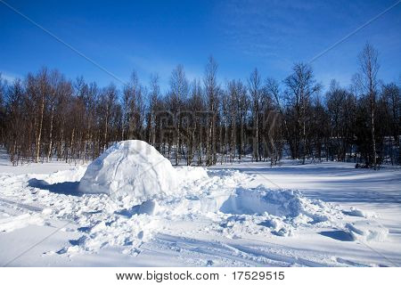 在一个冬天风景雪屋