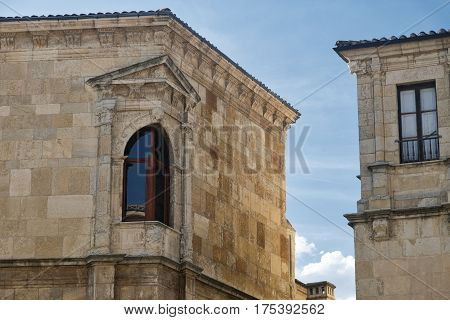 Leon (Castilla y Leon Spain): historic buildings in Calle Regidores with a typical window at corner