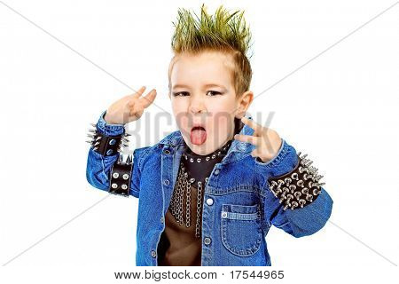 Skudt af en følelsesmæssig lille dreng iført rock musik tøj. Isoleret over hvid baggrund.