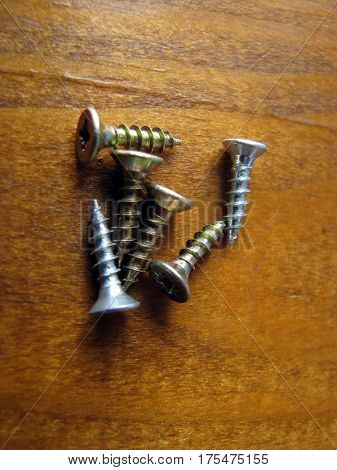 Self-cutter of small size on a background of wood