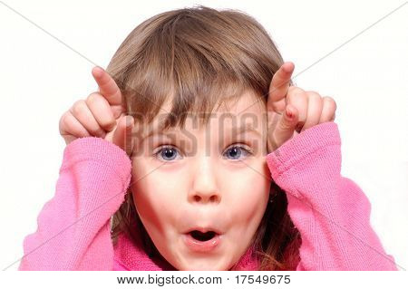 маленькая девочка делая гримасы