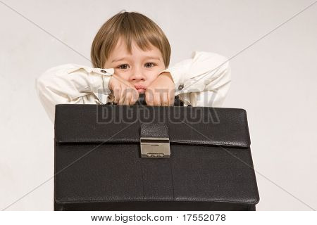 Sjov lille preschooler med jakkesæt-sag