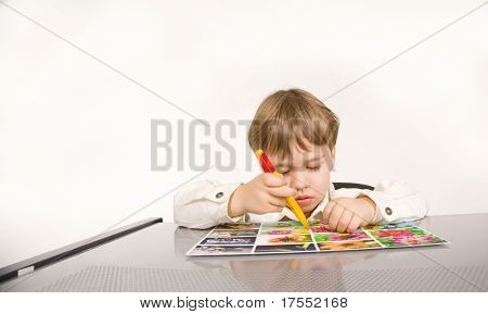 Niño dibujo scatches aislado en blanco