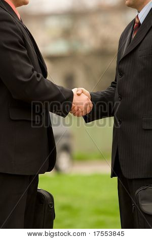 Dvě podnikatel handshake venkovní scéna