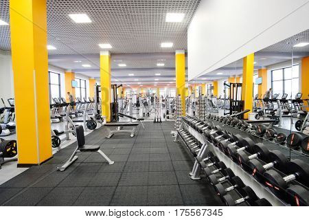 Weights in a fitness hall 
