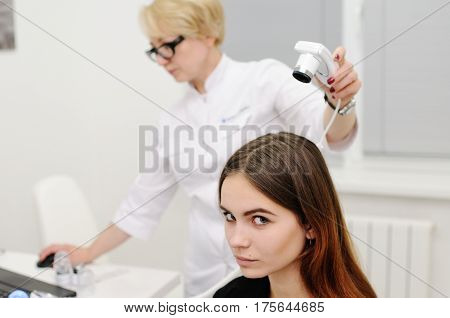 Trihoskopiya - is a method of hair examination using a special device - trihoskopa.