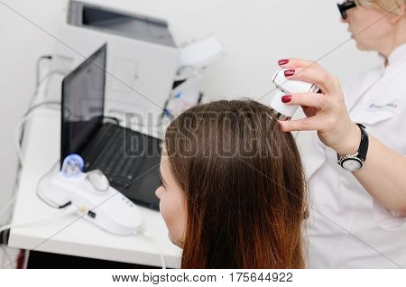 Trihoskopiya - is a method of hair examination using a special device - trihoskopa.