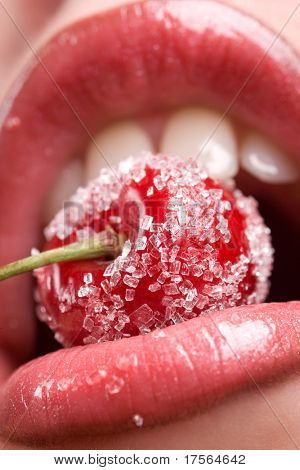 mladá žena rty s červených třešní pokryté cukru
