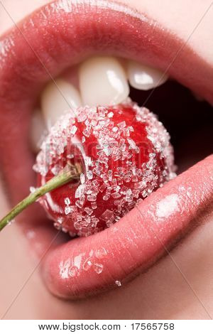 mladá žena rty s červených třešní pokryté cukru