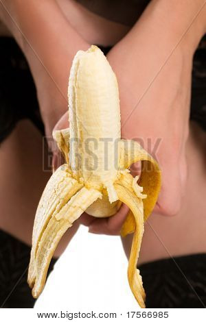 Ung kvinde aggressivt holder banan over skridtet