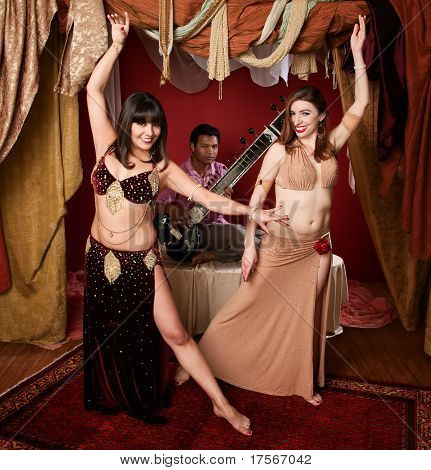 Sitar müzisyen ile güzel dansöz