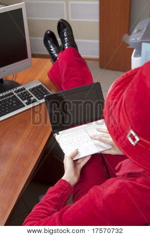 非凡な若い実業家赤足机の上で