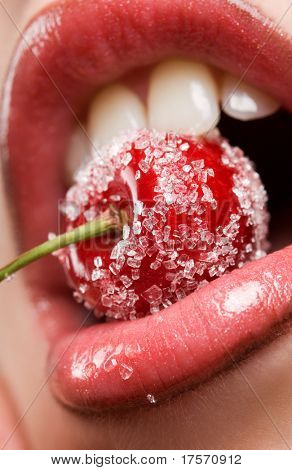 mladá žena rty s červených třešní pokryté cukru