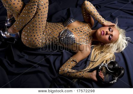 Chica atractiva de baile con un auricular