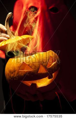 Bøddel holder halloween fumy græskar