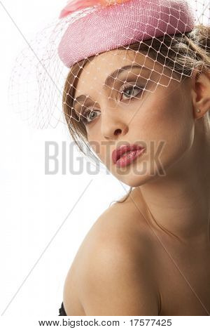 Porträt der hübsche junge Frau in Rosa Hut mit Voile. Vintage-Make-up