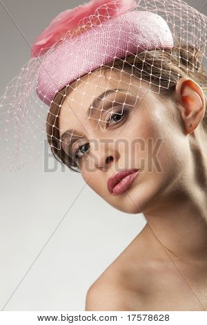 Porträt der hübsche junge Frau in Rosa Hut mit Voile. Vintage-Make-up