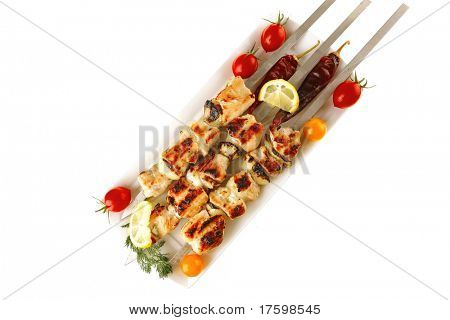 frisk stegt shish kebab på hvidt fad