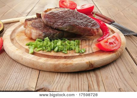 wichtigsten Entrée: roasted Beef Lamm Steak serviert mit heißen Cayenne-Paprika grün Zeug süße Feigen und schneiden