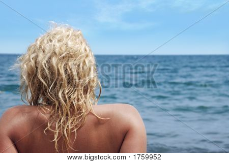 Blonde op een strand
