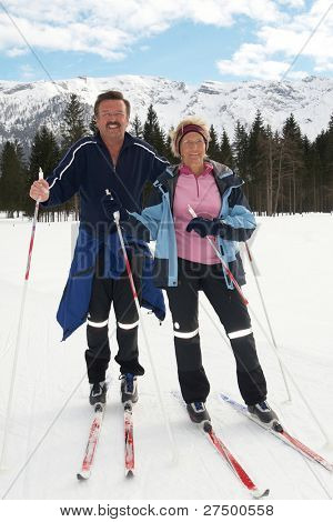 Una pareja superior al aire libre en un entorno de invierno. La pareja activa está a punto de esquí de fondo.