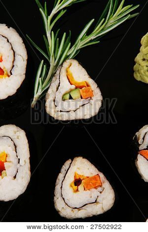 Sushi Maki Roll vihanneksia ja lohen sisällä. musta levy soysauce ja wasabi. Japane