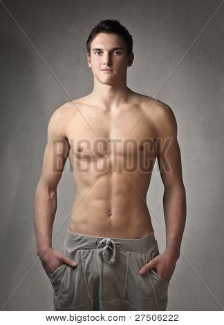 ชายหนุ่มเอา-chested ให้พอดี