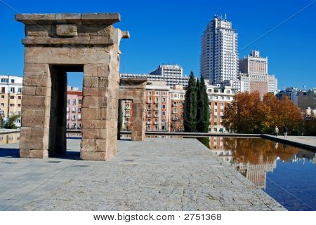 Debod สะท้อนให้เห็นถึงสระว่ายน้ำ