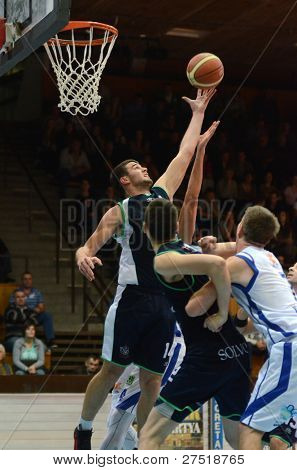 KAPOSVAR, Ungarn - 10. Dezember: Unidentified Spieler in Aktion bei einem ungarischen Meisterschaft-basketba