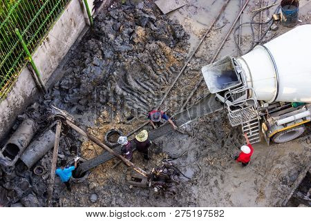 Static Boring Pile Drilling Engine From Air Pressure For The Strength Of Foundations And Poured With